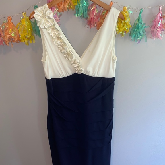 V-neck white and navy dress with flower detail - Picture 3 of 6